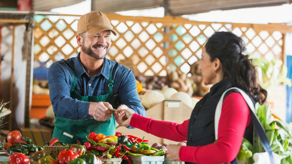 woman buying fruit at a farmers market