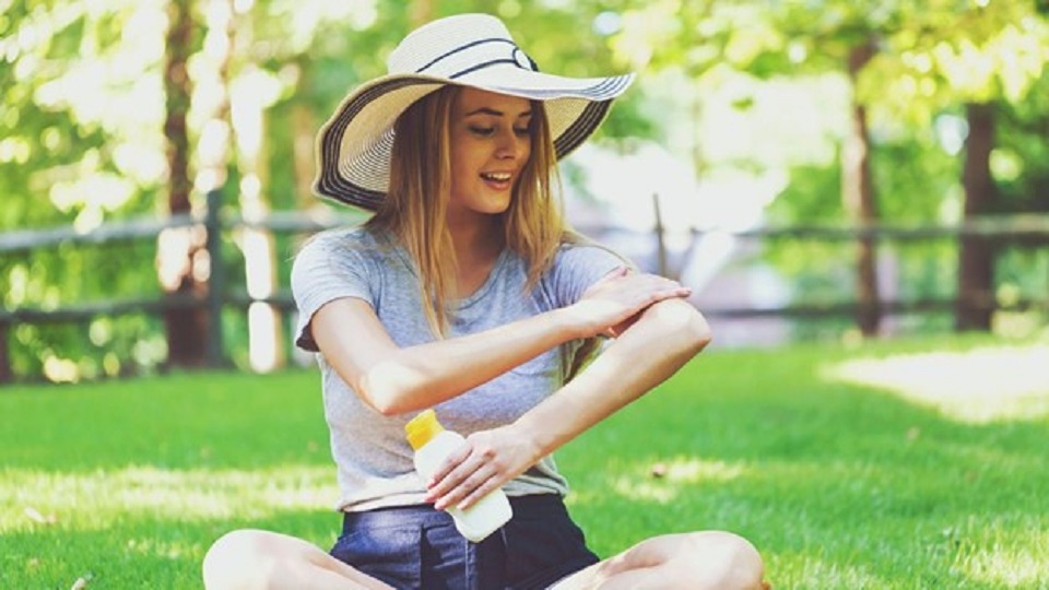 How to apply sunscreen