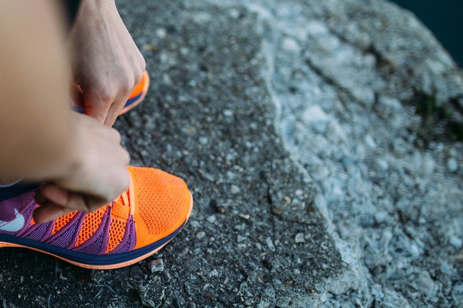 runner ties his shoes